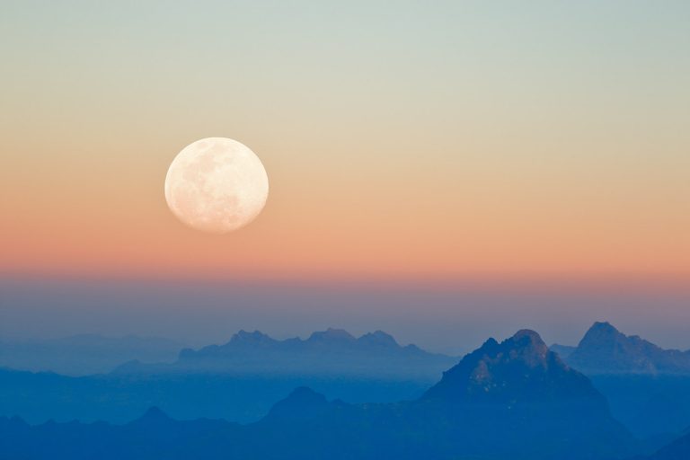 Montañas y luna