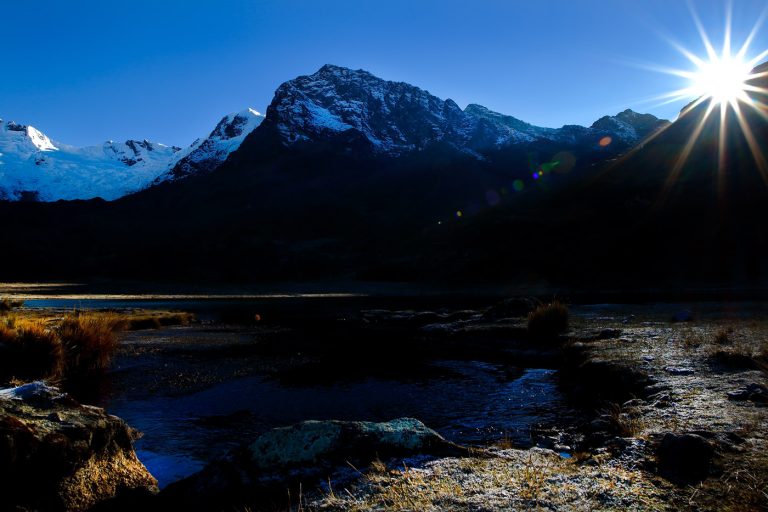 Nevado y laguna